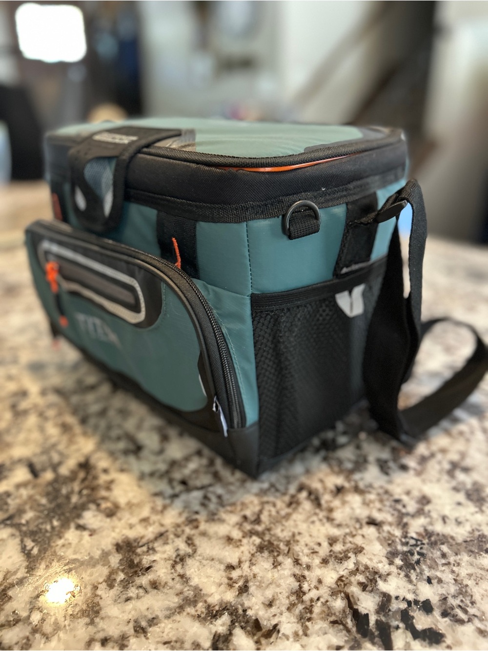 Titan by Arctic Zone Deep Freeze Zipperless Hardbody 8qt Cooler Lunch Bag - Picture 2 of 9